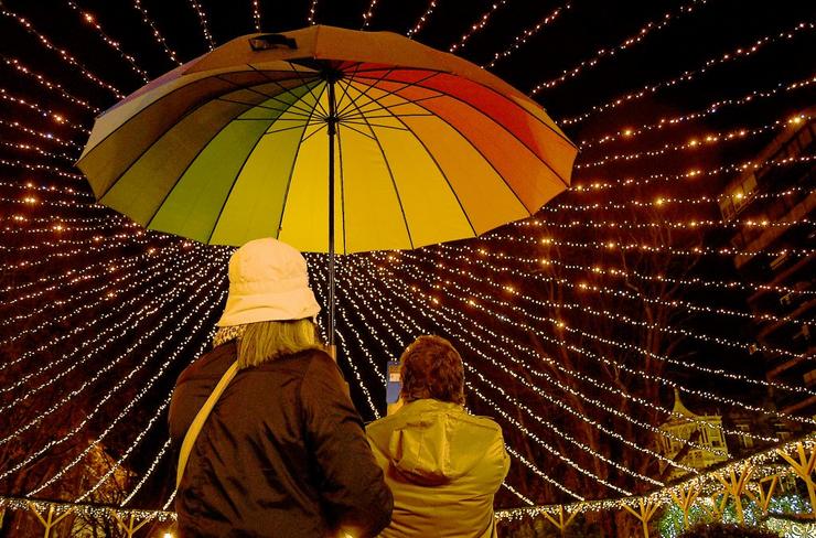 Dúas persoas miran as luces de Nadal en Vigo © Miguel Nuñez