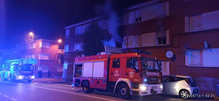 Varios camións de bombeiros desprazándose a un edificio. POLICÍA LOCAL