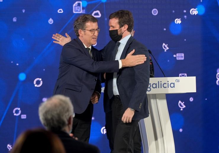 O presidente do Partido Popular, Pablo Casado (d) e o presidente da Xunta de Galicia, Alberto Núñez Feijóo,  durante o acto sobre economía e fondos europeos ?Galicia: máis investimentos, menos impostos?, na Coruña, Galicia (España), a 18 de diciemb. M. Dylan - Europa Press 