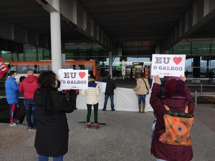 Concentración en defensa da traballadora no aeroporto de Compostela 