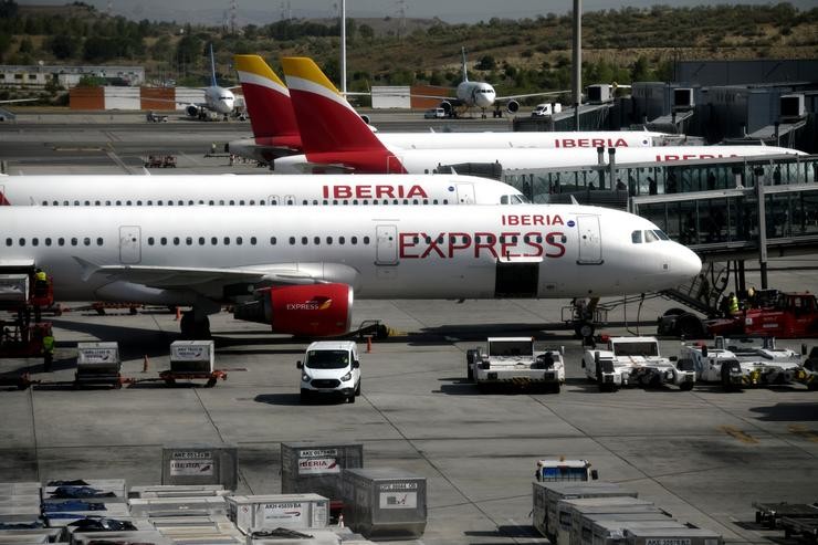 Avións de Iberia Express na terminal T4 do Aeroporto de Madrid-Barajas Adolfo Suárez 