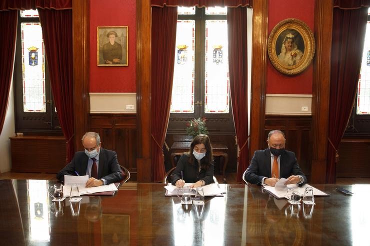 A alcaldesa, Inés Rei, preside a firma do convenio con Iberia e a Cámara de Comercio para ampliar voos a Madrid. ANDY PEREZ 