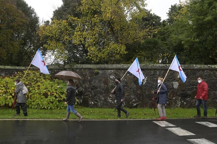 Manifestantes do BNG ondean a Estreleira durante un performance nas inmediacións do pazo de Meirás o día da súa entrega ao Estado, en Sada, A Coruña, Galicia, (España), a 10 de decembro de 2020. A familia Franco devolve hoxe ao Estado o pazo de. EUROPA PRESS/M.Dylan.POOL - Europa Press / Europa Press