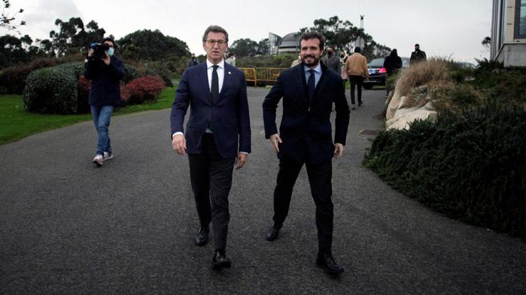 Núñez Feijóo e Pablo Casado camiñando sen máscara no Monte de San Pedro, camiño dun acto do PP/Nós Diario