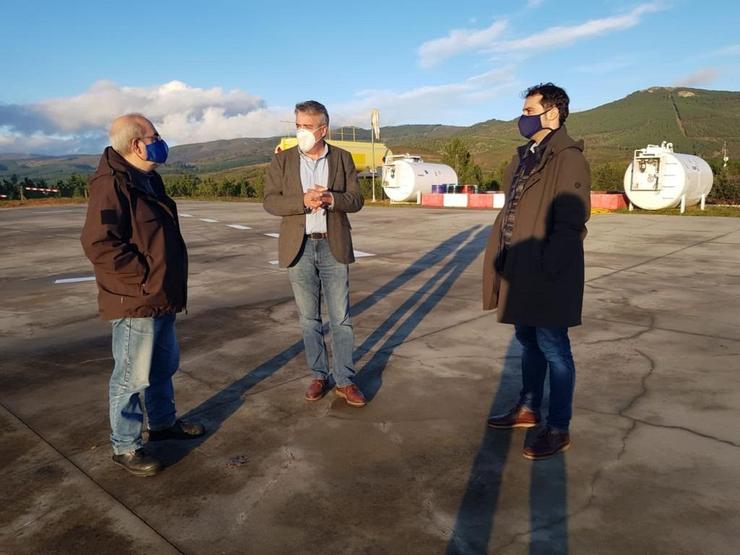 O director xeral de Defensa do Monte, Manuel Rodríguez, visita a base aérea contra incendios de Vilamaior (Ourense).. XUNTA / Europa Press