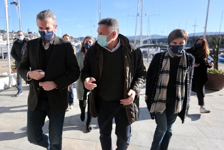 Alfonso Rueda, Telmo Martín e Nava Castro en Sanxenxo, onde mantiveron un encontro con representantes do sector das axencias de viaxes. XUNTA 