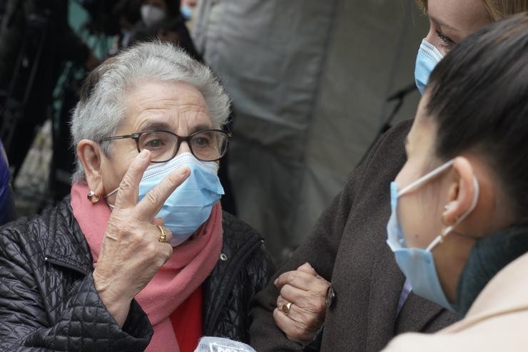 Nieves Cabo Vidal, unha muller de 82 anos residente do centro de maiores Porta do Camiño de Santiago, foi a primeira persoa en recibir a vacina contra a Covid-19 en Galicia, en Santiago de Compostela, a 27 de decembro de 2020 