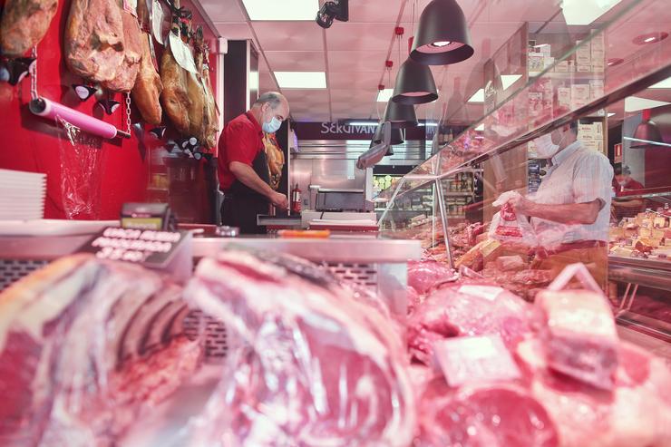 Un home traballa nunha carnicería o día no que o INE publicou o Índice de Prezos de Consumo (IPC)  /Eduardo Parra - Europa Press - Arquivo