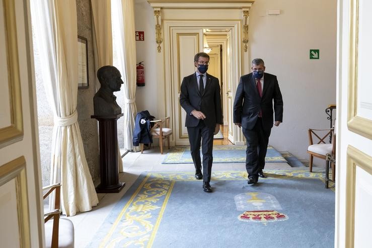 O presidente da Xunta, Alberto Núñez Feijóo, reúnese co presidente da Comisión de Coordinación e Desenvolvemento Rexional do Norte (CCDR-N), António Cunha, en Santiago.. XUNTA 