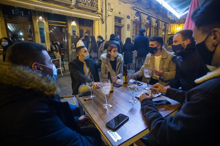 Cidadáns na terraza dun bar de Lugo 