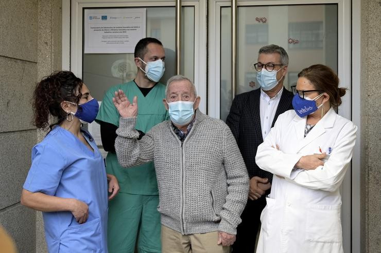 Juan Molina, de 86 anos, natural de Úbeda (Xaén),  primeiro vacinado contra a Covid-19 na área sanitaria coruñesa. M. Dylan - Europa Press 