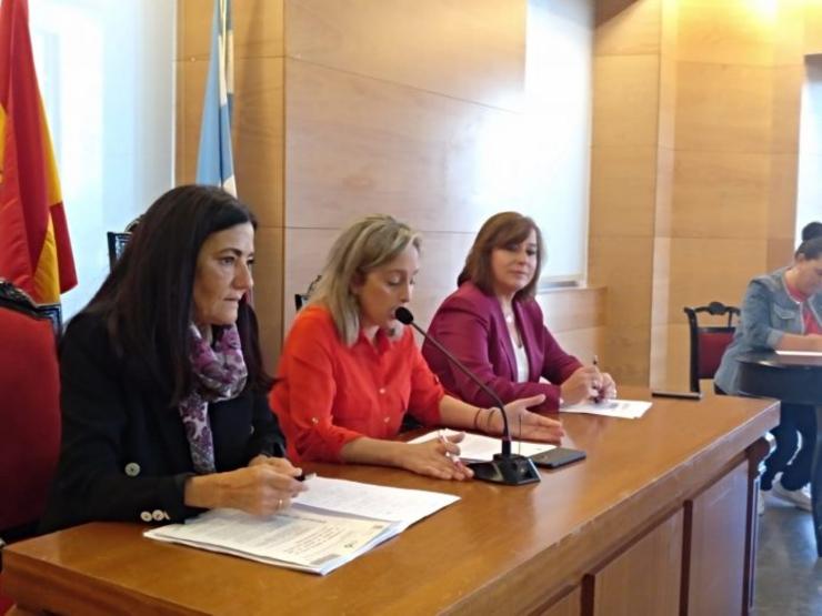 Alcaldesa de Viveiro, María Loureiro, no centro, coa subdelegada do Goberno en Lugo, á esquerda / XdM