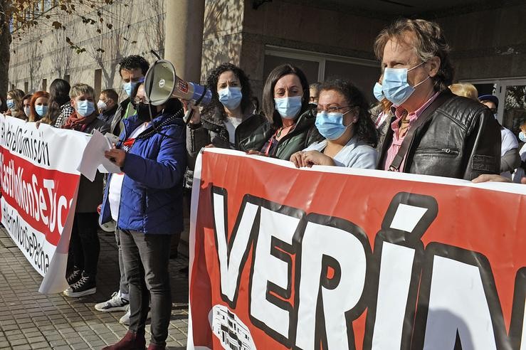 Varias persoas maniféstanse diante do Hospital de Verín para apoiar ao xefe de Ginecología, Javier Castrillo.. Rosa Veiga - Europa Press / Europa Press