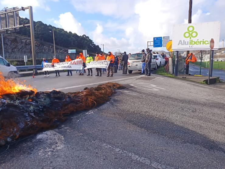 Traballadores de Alu Ibérica na Coruña secundan unha nova protesta na xornada de folga indefinida. COMITÉ DE EMPRESA DE ALU IBÉRICA / Europa Press