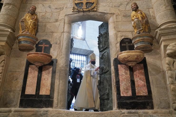 O Arcebispo De Santiago, don Julián Barrio, durante o acto solemne de apertura da Porta Santa da Catedral de Santiago, que dá inicio ao Ano Santo 2021, en Santiago de Compostela.. Álvaro Ballesteros - Europa Press