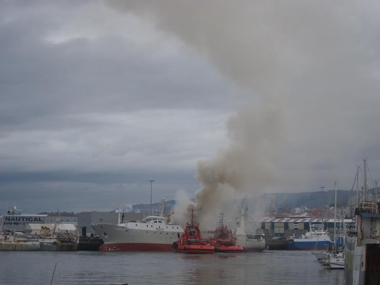O buque conxelador Baffin Bay arde no Porto de Bouzas, en Vigo. / Europa Press