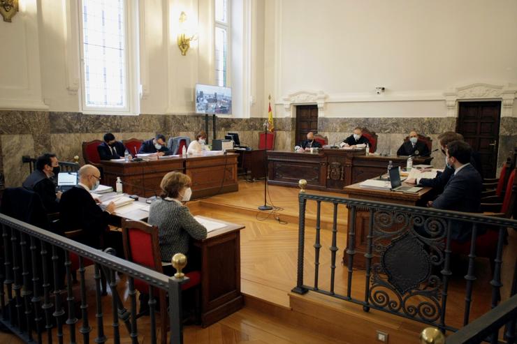 Comeza o xuízo polo ERE de Alcoa San Cibrao ao fracasar a conciliación  Na imaxe, os avogados dos traballadores, á esquerda arriba, da Xunta de Galicia, á esquerda abaixo e da empresa, á dereita, co Tribunal de fronte.. CABALAR POOL / Europa Press