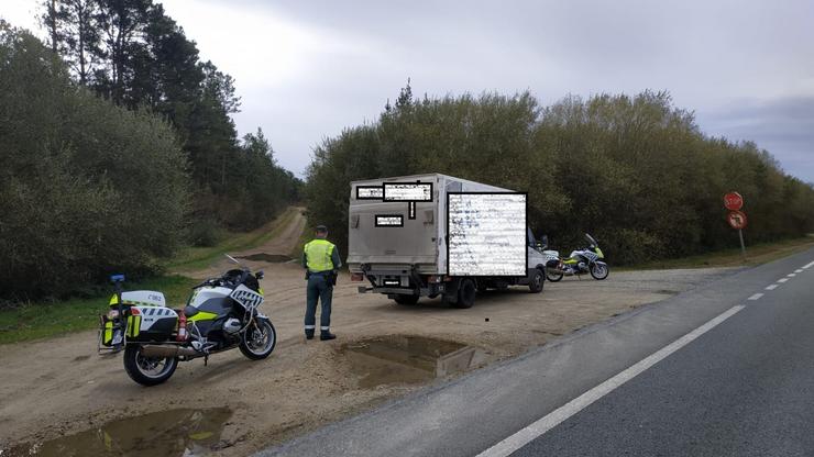 Condutor interceptado pola Garda Civil cando circulaba baixo os efectos das drogas. GARDA CIVIL 