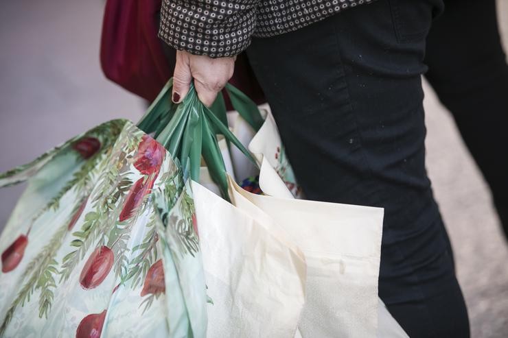 Compras do Nadal para o día de Reyes. Unha muller cargada de bolsas. En Sevilla, a 02 de Xaneiro de 2020.. María José López - Europa Press - Arquivo 