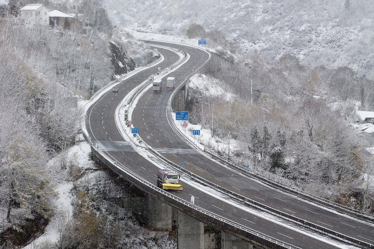 Vista da A6 en Doncos, en Lugo, Galicia (España), a 4 de decembro de 2020. Hoxe produciuse a primeira gran nevada do outono na montaña lucense. A intensa nevada que está a caer sobre o centro da provincia de Lugo está a provocar problemas. Carlos Castro - Europa Press 