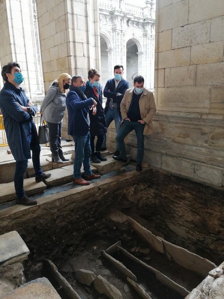 O conselleiro de Cultura, Román Rodríguez, visita as obras da Catedral de Lugo / Xunta.