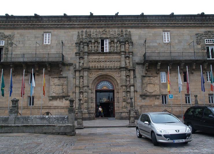 Exterior da porta principal de entrada do Hostal dos Reis Cátolicos en Santiago de Compostela 