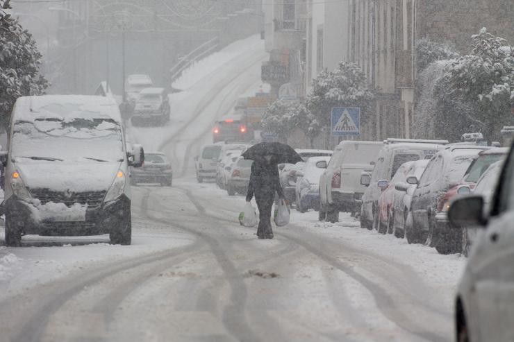 Un home camiña no medio dunha gran nevada en Becerreá, en Lugo 