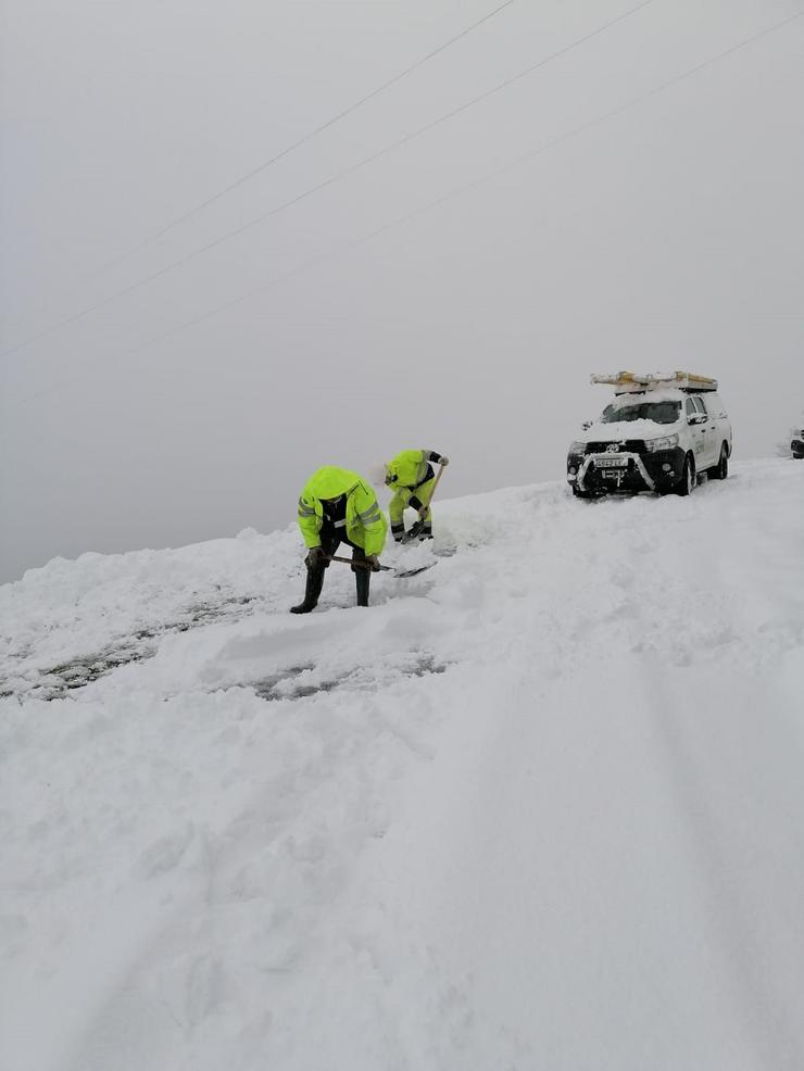 Traballadores despregados por Naturgy para reparar as incidencias na rede eléctrica que deixa o temporal e a neve en Galicia 