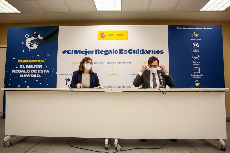 O ministro de Sanidade, Salvador Illa (d), acompañado da directora xeral de Saúde Pública, Pilar Aparicio (i), durante a presentación da campaña publicitaria do Ministerio de Sanidade para este Nadal. EUROPA PRESS/R.Rubio.POOL - Europa Press / Europa Press