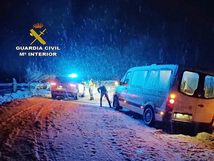 A Garda Civil presta labores de auxilio en Rodeiro (Pontevedra). GARDA CIVIL 