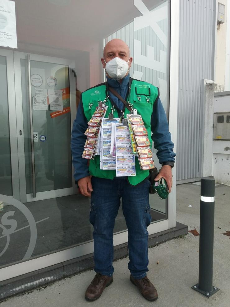 O vendedor do ONCE no polígono do Ceao / Ángel Carballo. ONCE