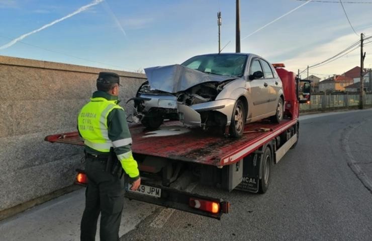 A Garda Civil intercepta a un home que deu positivo en alcol e drogas despois de chocar contra un muro en Cambados. GARDA CIVIL 