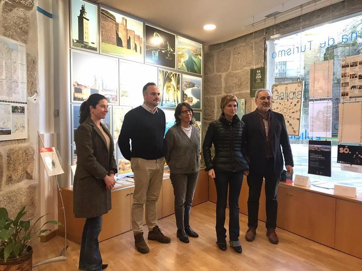 A directora de turismo de Galicia, Nava Castro, e o delegado territorial da Xunta en Pontevedra, José Manuel Cores Tourís, visitan a oficina de Turismo xestionada polo Goberno galego en Pontevedra. XUNTA 