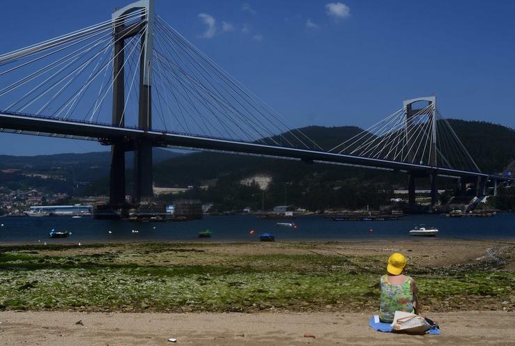 A ponte dende a Praia de Rande / Miguel Núñez