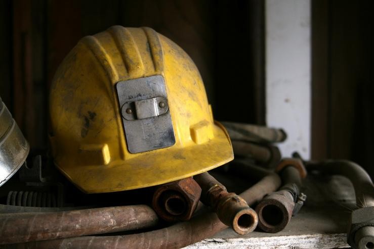 Casco dun mineiro que acaba de saír da mina 