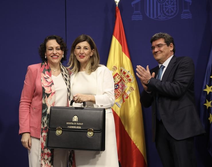 A exministra de Traballo, Magdalena Valerio (esq), pousa xunto á nova ministra de Traballo, Yolanda Díaz (centro), durante o traspso da carteira, xunto ao novo ministro de Seguridade Social, Inclusión e Migracións, José Luís Escrivá (dech) 