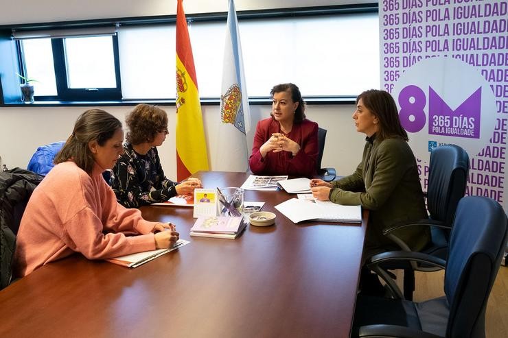 A secretaria xeral de Igualdade, Susana López Abella, nunha reunión con representantes da fundación Juan Soñador. Xunta de Galicia 