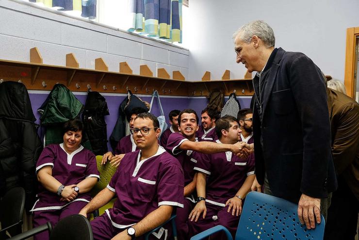 O conselleiro de Economía, Emprego e Industria, Francisco Conde, visita as instalacións da Asociación de Pais de Discapacitados Psíquicos de Bergantiños (Aspaber), en Carballo 