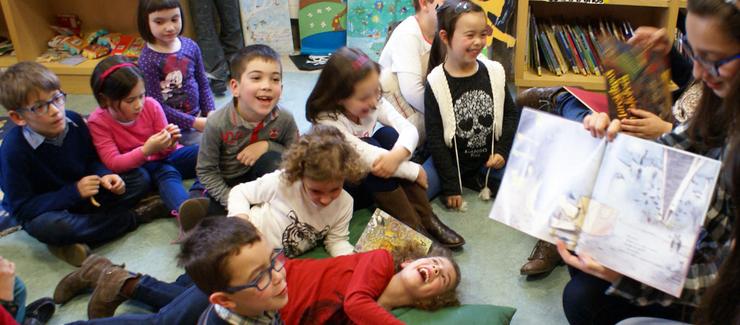 Actividades de lectura de libros con nenos na Biblioteca de Verín 