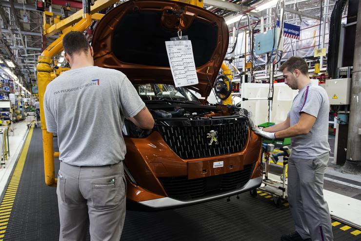 Liña de montaxe na planta de PSA Peugeot Citroën en Vigo (Pontevedra).. PSA VIGO - Arquivo / Europa Press