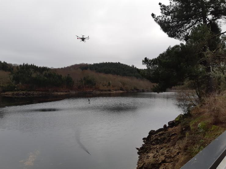 Indra, en UTE coa compañía galegas Sixtemas e Adantia, proba o primeiro dron ambiental que automatiza a recollida de mostras en ríos e zonas costeiras. INDRA / Europa Press