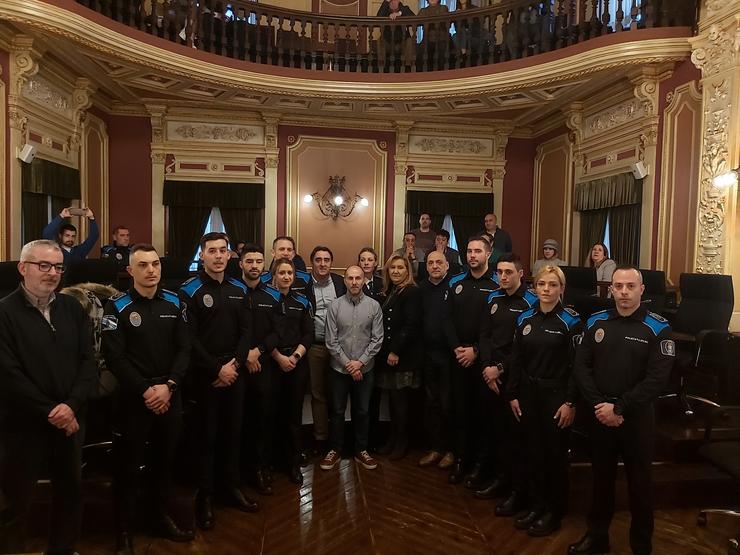 O alcalde de Ourense recibe a policías locais. 
