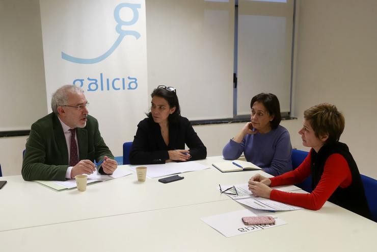 Reunión de Gumersindo Guinarte e Mercedes Rosón con Nava Castro. XUNTA 