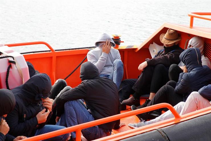 Un grupo de persoas ao bordo da embarcación de Salvamento Marítimo tras ser rescatadas dunha patera en augas de Melilla 