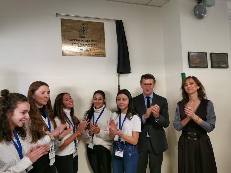 O presidente da Xunta, Alberto Núñez Feijóo, e a conselleira de Educación, Universidade e Formación Profesional, Carmen Pomar, na celebración do 175º aniversario do IES Arzebispo Xelmírez I de Santiago. 