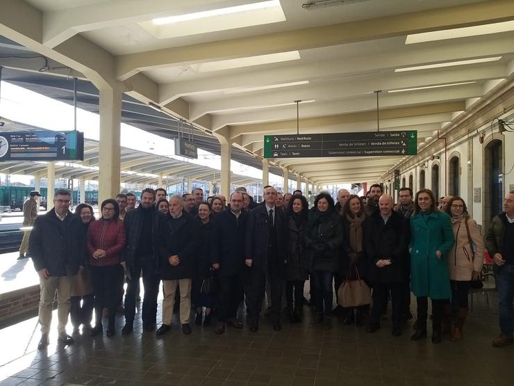 Comitiva do PP de Galicia e da provincia de León na estación de tren de Monforte de Lemos (Lugo).. PP / Europa Press