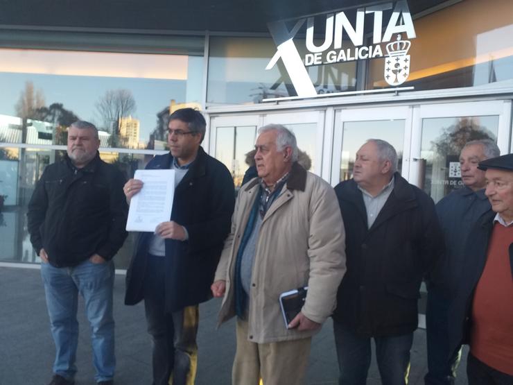 Representantes das asociacións de veciños de Teis e Chapela ante o edificio da Xunta en Vigo, onde rexistraron unha solicitude de reunión ao ministro José Luís Ábalos, para abordar a supresión da peaxe da AP-9 en Rande.. PAULA XUSTO-EUROPA PRESS / Europa Press