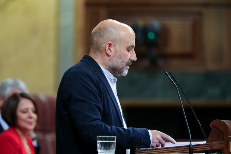 O deputado do Bloque Nacionalista Galego (BNG), Néstor Rego, intervén desde a tribuna do Congreso dos Deputados na primeira sesión do debate de investidura do candidato socialista á Presidencia de Goberno na XIV Lexislatura.. Jesús Hellín - Europa Press / Europa Press