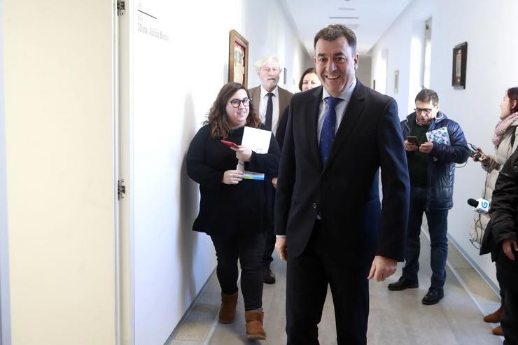 O conselleiro de Cultura e Turismo, Román Rodríguez, atende os medios antes dun acto en Santiago. XUNTA
