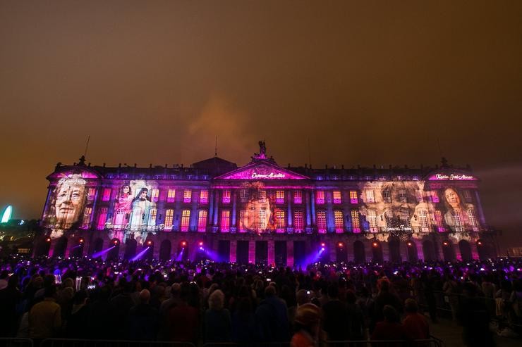 Espectáculo de fogos artificiais levado a cabo no Pazo de Raxoi de Santiago de Compostela co que a capital de Galicia dá a benvida á festa do seu patrón, Santiago Apóstolo, na véspera do Día Nacional de Galicia.. César Arxina - Europa Press - Arquivo